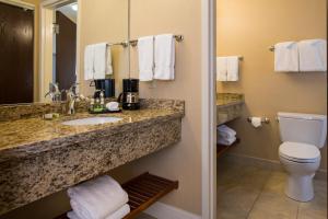 łazienka z umywalką i toaletą w obiekcie Gorges Grant Hotel w mieście Ogunquit