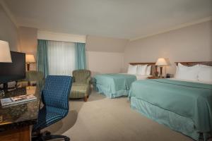 um quarto de hotel com duas camas e uma televisão em Gorges Grant Hotel em Ogunquit