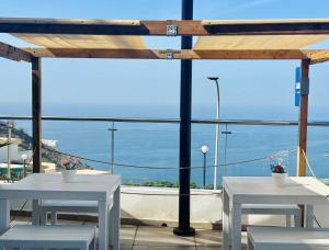 Ein allgemeiner Meerblick oder ein Meerblick von des Aparthotels aus