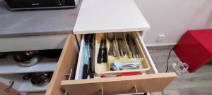 新城圣乔治Chambre#2 zen / logement partagé的厨房里装满餐具的抽屉