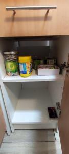 新城圣乔治Chambre#2 zen / logement partagé的上面有一些食物的白色架子 更多7张照片