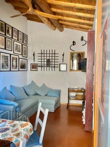 a living room with a couch and a table at Appartamento chic Riomaggiore 5 Terre in Riomaggiore