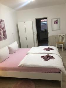 een slaapkamer met een groot bed en een roze deken bij Ferienwohnung Just City in Wismar
