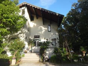 una casa blanca con escaleras delante en IZUNA INN & SPA - the veggie delights en Ito