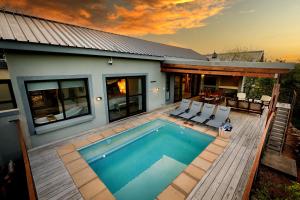 uma casa com uma piscina e um pátio em Ndlovu Bushvilla at Elephant Rock Eco Estate em Mica