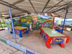 einen Spielbereich für Kinder mit einem Tisch und einem Spielplatz in der Unterkunft Apartment Centric Inti 2 in Cusco