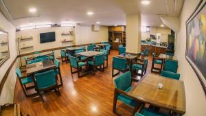 a dining room with tables and chairs at Hotel Boyaca Plaza in Tunja