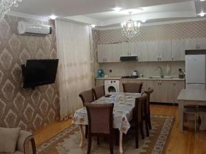 uma cozinha com mesa e cadeiras e uma cozinha com fogão em Green villa em Gabala