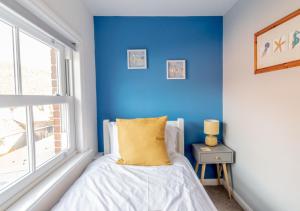 Postel nebo postele na pokoji v ubytování 2-Bedroom Stylish, Cosy & Bright Cottage, Pet Friendly, Sleeps 5, Titchfield Village - SUMMER SPECIAL OFFER AVAILABLE! - by Blue Puffin Stays