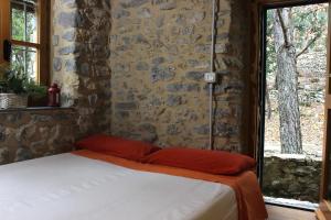 Un pat sau paturi într-o cameră la Casa nel bosco sul Golfo dei Poeti - Cipressi