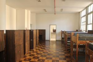 um quarto vazio com armários de madeira e um corredor em Casa do Estudante Universitário do Paraná em Curitiba