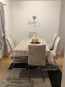 - une salle à manger avec une table et des chaises dans l'établissement Ferienwohnung Fera, 
