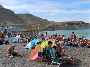 eine große Menschenmenge am Strand in der Unterkunft Departamento 9 de Julio in Comodoro Rivadavia