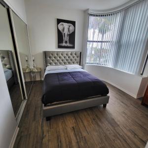 ロサンゼルスにあるAmazing Lil Italy 2bdr Home Dtlaのベッドルーム1室(ベッド1台、大きな窓付)