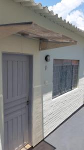 biały garaż z drzwiami i oknem w obiekcie Ap completo ótimo local próximo shopping 1 w mieście Campo Grande