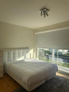 Un pat sau paturi într-o cameră la Azores Paim Apartment