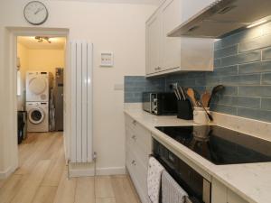 una cocina con fregadero y encimera en Altair, en Freshwater 44 fotos más