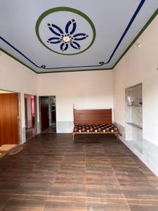 Khātuにあるगणेश फेमिली गेस्ट हाउसの天井にベンチが付く広い客室です。