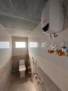 Khātuにあるगणेश फेमिली गेस्ट हाउसのバスルーム(トイレ付)、壁にカメラが備わります。