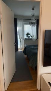 una camera con letto, finestra e lampadario a braccio di Eurovision 2024 a Malmö
