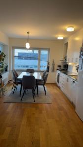 - une cuisine et une salle à manger avec une table et des chaises dans l'établissement Eurovision 2024, à Malmö