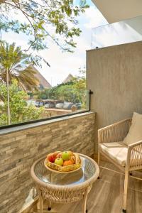 開羅的住宿－Lotus Inn，阳台上的玻璃桌上放着一碗水果