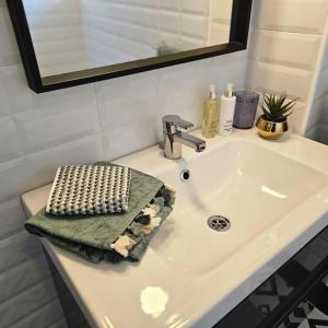 um lavatório de casa de banho com uma toalha e um espelho em Authentic Madrid Experience -Plaza Mayor 7min walk - Spectacular view - Champagne em Madri