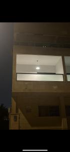 uma grande luz no lado de um edifício em الفاتن لشقق الخاصه em Riade