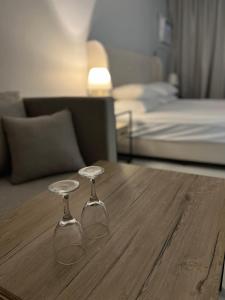 un par de copas de vino sentadas en una mesa en un dormitorio en الفاتن لشقق الخاصه en Riad