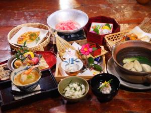 uma mesa com diferentes tipos de alimentos em cestos em ほたるの長屋 em Yamaga