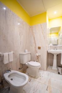Salle de bains dans l'établissement Grande Hotel do Porto