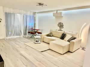 Posezení v ubytování Spa luxury app for 2 or 4 pers centre lac view