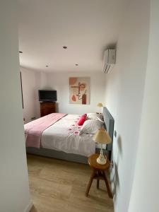 una camera con letto e tavolo con lampada di Haut de villa Toulon Mourillon a Tolone