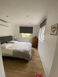 Un dormitorio con una cama grande y una ventana en Haut de villa Toulon Mourillon, en Toulon