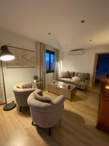 ein Wohnzimmer mit 2 Sofas und einem Tisch in der Unterkunft Haut de villa Toulon Mourillon in Toulon