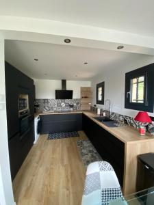 a kitchen with a sink and a counter top at Haut de villa Toulon Mourillon in Toulon