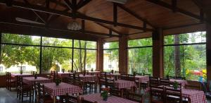 A restaurant or other place to eat at Paradies Hotel Express