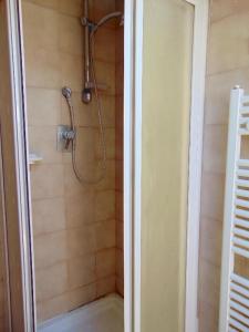 uma casa de banho com uma cabeça de chuveiro em Comoda mansarda fronte mare, Marcelli - M249 em Marcelli