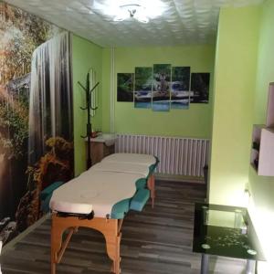 una habitación con una mesa y una cama en ella en Rózsa vendégház en Zirc