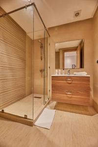 y baño con ducha y lavamanos. en Stayhere Rabat - Hassan - Authentic Residence, en Rabat