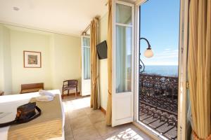 een hotelkamer met uitzicht op de oceaan bij Hotel Belvedere San Gottardo in Verbania