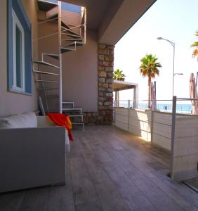 uma sala de estar com uma escada em espiral numa varanda em Capo d'Orlando Apartments - Doria 52 em Capo dʼOrlando