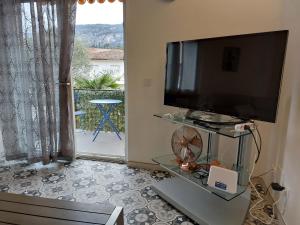 uma sala de estar com uma grande televisão de ecrã plano em Gulliver em Garda