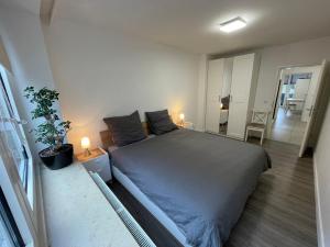 ein Schlafzimmer mit einem Bett und einer Topfpflanze in der Unterkunft Cozy apartment city nightlife in Düsseldorf