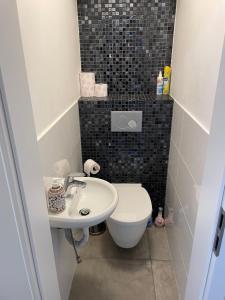 ein kleines Bad mit WC und Waschbecken in der Unterkunft Cozy apartment city nightlife in Düsseldorf