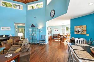Χώρος καθιστικού στο Sunset Breezes - quiet waterfront retreat