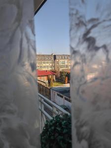una vista di un edificio da una finestra di JO.RA. APARTMENT a Bačka Palanka