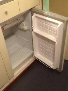 pusta lodówka z otwartymi drzwiami w kuchni w obiekcie Apartments Tower w BuenosAires