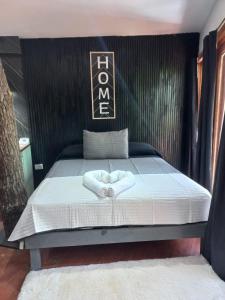 Una cama con dos toallas encima. en Jack y Rouse suites de mar en Mar de las Pampas