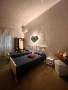 1 dormitorio con 2 camas en una habitación en Casa AGNESE B&B en Nápoles